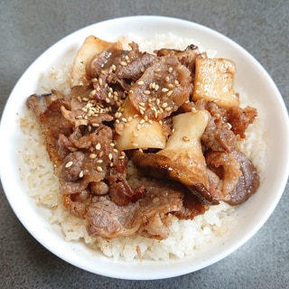 簡単☆エリンギと牛カルビの焼肉丼